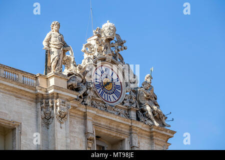 Vatikan Uhr mit Skulpturen auf dem Dach des Petersdoms, Vatikanstadt, Vatikan. Stockfoto