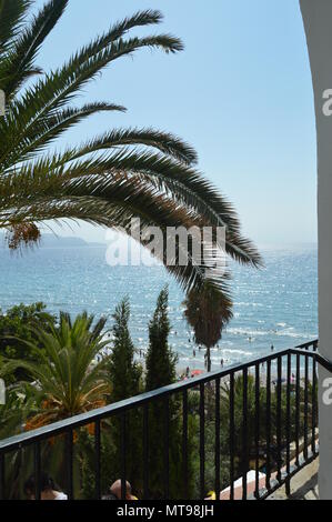 Wundervolle Maritime Spaziergang von Nerja entfernt, von wo aus wir sehen können seine schönen Strand. August 6, 2016. Reisen Architektur Urlaub. Nerja Malaga Andalusien Spa Stockfoto