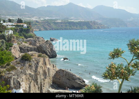 Wundervolle Maritime Spaziergang von Nerja entfernt, von wo aus wir sehen können seine schönen Strand. August 6, 2016. Reisen Architektur Urlaub. Nerja Malaga Andalusien Spa Stockfoto