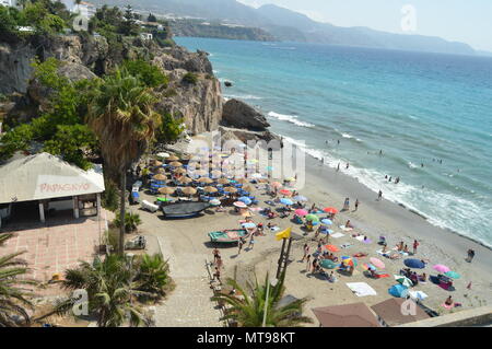 Wundervolle Maritime Spaziergang von Nerja entfernt, von wo aus wir sehen können seine schönen Strand. August 6, 2016. Reisen Architektur Urlaub. Nerja Malaga Andalusien Spa Stockfoto