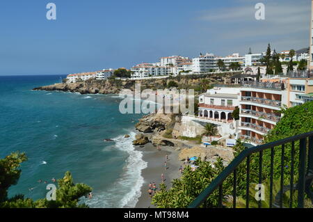 Wundervolle Maritime Spaziergang von Nerja entfernt, von wo aus wir sehen können seine schönen Strand. August 6, 2016. Reisen Architektur Urlaub. Nerja Malaga Andalusien Spa Stockfoto