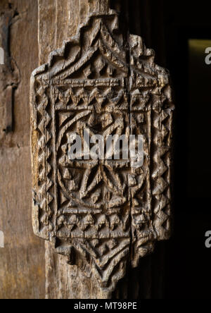 Detail eines omanischen aus Holz geschnitzte Tür, Ad-Dakhiliyah Region, Nizwa, Oman Stockfoto