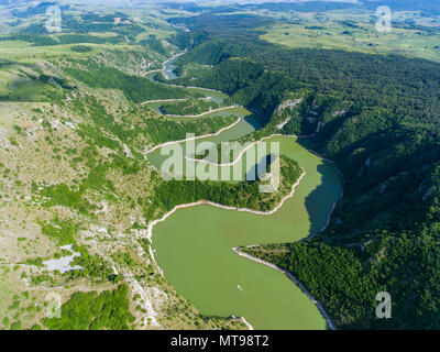 Schlängelt sich an der felsigen Fluss Uvac Fluss in Serbien Stockfoto