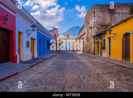 Ciudad de Guatemala, Guatemala, April, 25, 2018: Stadtbild in der Hauptstraße von Antigua Stadt mit dem Agua Vulkan im Hintergrund Stockfoto