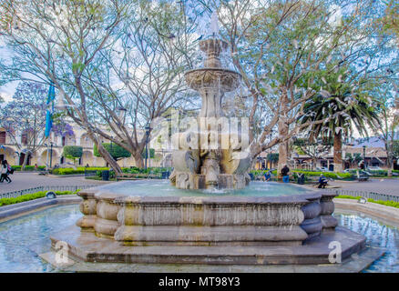 Ciudad de Guatemala, Guatemala, April, 25, 2018: Im freien Blick auf funtain auf der Plaza Mayor in Antigua Guatemala Stadt Stockfoto