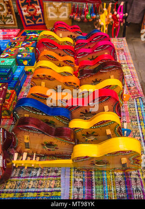 Ciudad de Guatemala, Guatemala, April, 25, 2018: in der Nähe von Holz- Traditionelle bunte Gitarren Kunsthandwerk, von Maya Menschen in Antigua Stockfoto