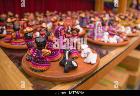 Ciudad de Guatemala, Guatemala, April, 25, 2018: in der Nähe der traditionellen Holz- Kunsthandwerk von Maya Menschen in Antigua gemacht Stockfoto