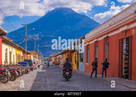 Ciudad de Guatemala, Guatemala, April, 25, 2018: Im Freien von Motorrädern in einer Reihe über einen stoned Street View von Antigua Guatemala, die historische Stadt Antigua geparkt ist UNESCO-Welterbe Stockfoto