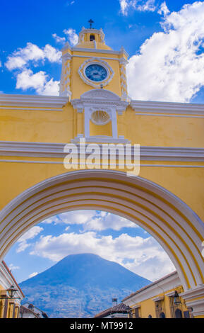 Ciudad de Guatemala, Guatemala, April, 25, 2018: Der berühmte Arch im Zentrum von Antigua zusammen mit agua Vulkan im Horizont, Blick durch das Arch Stockfoto