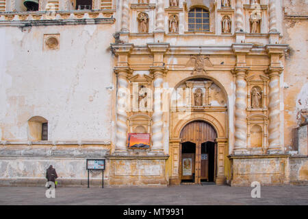 Ciudad de Guatemala, Guatemala, April, 25, 2018: Im freien Blick auf alte Gebäude der Kirche San Francisco, in der Stadt von Antigua in einem wunderschönen sonnigen Tag entfernt Stockfoto