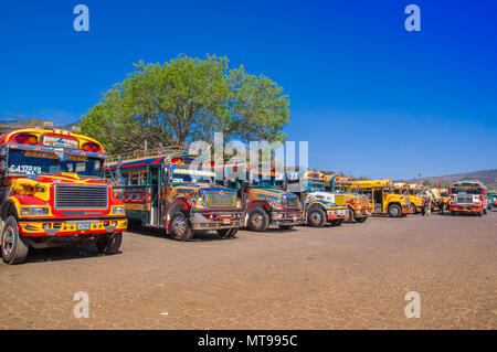 Ciudad de Guatemala, Guatemala, April, 25, 2018: Typisch guatemaltekische Chicken Bus in Antigua, der Name steht für Bunte, modifiziert und dekoriert Bus in verschiedenen lateinamerikanischen Ländern Stockfoto