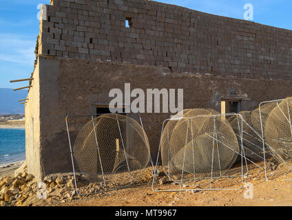 Netze vor einem alten Haus, Dhofar Governatorat, Mirbat, Oman Stockfoto