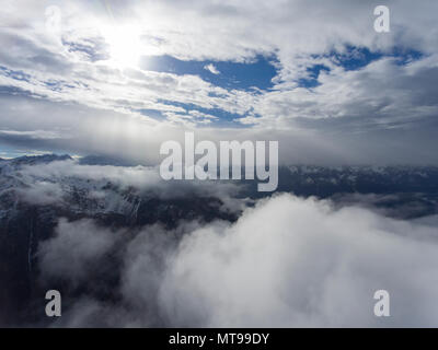 Antenne Landschaft mit Sonne und Berge Stockfoto