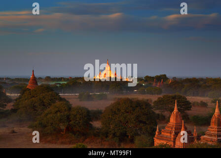 Beleuchteten Tempel von Bagan in der Dämmerung Stockfoto