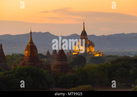 Beleuchteten Tempel von Bagan in der Dämmerung Stockfoto