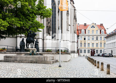 AUGSBURG, DEUTSCHLAND - 20. MAI 2018: die Statuen des Heiligen Afra, Bischof Simpert, Bischof Ulrich über Brunnen in der Nähe der Kathedrale. Augsburg ist eine Stadt in Schwaben, Stockfoto