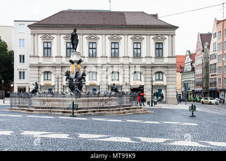 AUGSBURG, DEUTSCHLAND - Mai 20, 2018: die Menschen in der Nähe von Augustusbrunnen Brunnen am Rathausplatz in der Nähe von karolinenstraße Straße. Augsburg ist eine Stadt in der Tupfer Stockfoto