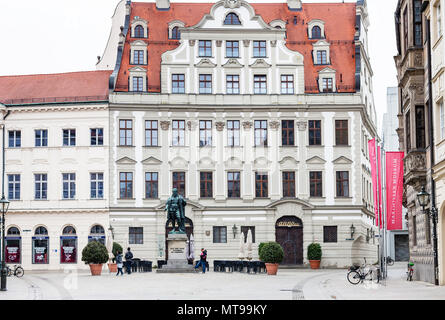 AUGSBURG, DEUTSCHLAND - Mai 20, 2018: die Menschen in der Nähe der Statue von Hans Jakob Fugger am Fuggerplatz in Augsburg Stadt. Augsburg ist eine Stadt in Schwaben, Bayern, es i Stockfoto