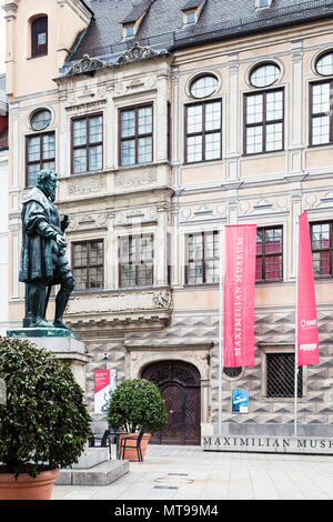 AUGSBURG, DEUTSCHLAND - 20. MAI 2018: die Statue von Hans Jakob Fugger in der Nähe von Palast von Maximilian Museum in Augsburg Stadt. Augsburg ist eine Stadt in Schwaben, Bayern Stockfoto