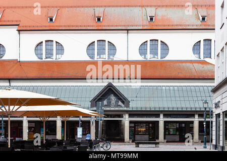 AUGSBURG, DEUTSCHLAND - 20. MAI 2018: Geschäften und Cafe in der Nähe der Moritzkirche (St Moritz Kirche) am Moritzplatz Platz in Augsburg Stadt. Augsburg ist eine Stadt im Sw Stockfoto