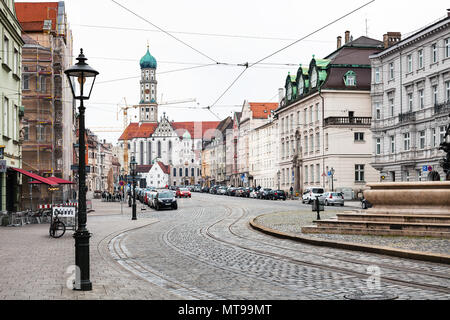 AUGSBURG, DEUTSCHLAND - Mai 20, 2018: Menschen auf der Maximilianstraße und Blick auf Basilika SS Ulrich und Afra in Augsburg Stadt. Augsburg ist eine Stadt in Schwaben, Stockfoto