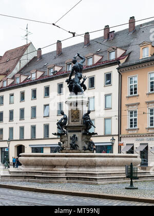 AUGSBURG, DEUTSCHLAND - Mai 20, 2018: Touristen in der Nähe der Herkulesbrunnen (Hercules Brunnen) auf der Maximilianstraße in Augsburg. Augsburg ist eine Stadt in Swa Stockfoto