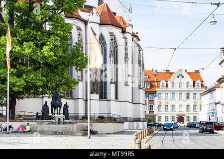 AUGSBURG, DEUTSCHLAND - Mai 20, 2018: die Menschen in der Nähe von Brunnen mit Statuen von St. Afra, Simpert und Ulrich Bischöfe in der Nähe der Kathedrale. Augsburg ist eine Stadt in Swabi Stockfoto