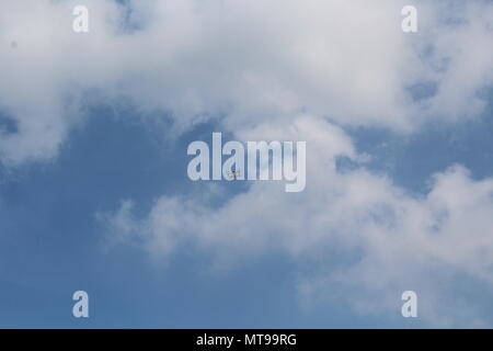 Drohne fliegen in blauer Himmel mit Wolken Stockfoto