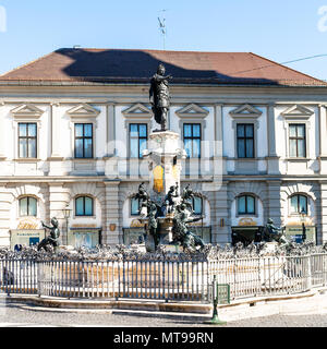 AUGSBURG, DEUTSCHLAND - Mai 21, 2018: Blick auf Augustusbrunnen (Augustus) Brunnen am Rathausplatz in Augsburg Stadt. Augsburg ist eine Stadt in Schwaben, B Stockfoto