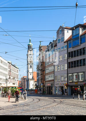 AUGSBURG, DEUTSCHLAND - 21. MAI 2018: Radfahrer auf der Maximilianstraße und Anzeigen der Perlachturm und Rathaus in Augsburg. Augsburg ist eine Stadt in Swabi Stockfoto