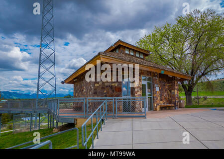 Idaho, USA, 23. Mai 2018: Schöne im Hinblick auf gesteinigt Haus im Park mit metallischen Struktur Viewer die Idaho State befindet, während ein wunderschöner sonniger Tag und Landschaft Hintergrund Stockfoto