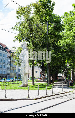 München, Deutschland - 23. MAI 2018: Menschen und Aluminium Statue von Maximilian Graf von montgelas am Promenadeplatz in München Stadt. Die statu Stockfoto