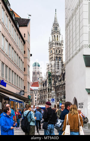 München, Deutschland - 24. MAI 2018: die Leute gehen zu den zentralen Marienplatz (Mary's Square) in der Münchner Innenstadt. München ist die Hauptstadt und die bevölkerungsreichste c Stockfoto