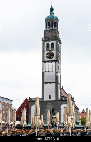 Reisen nach Deutschland - Ansicht der Perlachturm (mittelalterliche Clock Tower) in der Stadt Augsburg in den regnerischen Frühlingstag Stockfoto