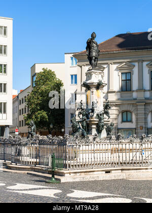 Reisen in Deutschland - Augustusbrunnen (Augustus) Brunnen am Rathausplatz in der Stadt Augsburg in sonniger Frühlingstag Stockfoto