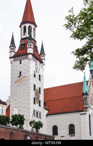 Reisen in Deutschland - Turm des Alten Rathauses (Alte Rathaus) am Marienplatz in der Münchner Innenstadt Stockfoto