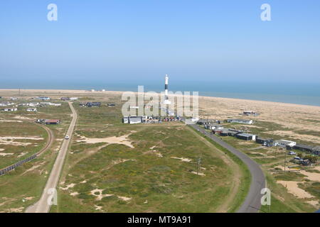 Panoramablick auf die Küste bei Dungeness, Kent, vom Alten Leuchtturm Galerie mit den aktuellen, schwarz & weiß Leuchtturm in der Ferne. Stockfoto