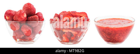 Zubereitung von erdbeermarmelade. Frische saftige Erdbeeren im Glas Schüssel. Gehackte Erdbeeren im Glas Schüssel auf weißem Hintergrund. Hausgemachte strawb Stockfoto