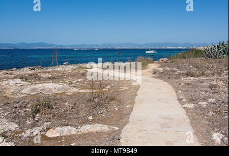 Pfade auf Küsten robuste Bereich und das türkisfarbene Meer auf Mallorca, Spanien im August. Stockfoto