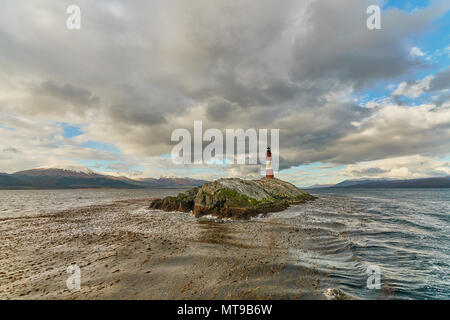 Blick auf den Beagle Leuchtturm im Herbst bewölkten Tag. Argentinische Patagonien im Herbst Stockfoto
