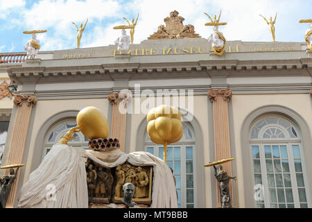 Skulptur mit goldenen Eier außerhalb des Salvador Dali Museum in Figueres, Girona, Catelonia, Spanien. Stockfoto