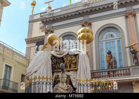 Skulptur mit goldenen Eier außerhalb des Salvador Dali Museum in Figueres, Girona, Catelonia, Spanien. Stockfoto