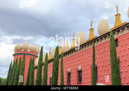 Riesige Eier und goldenen Statuen Futter das Dach des Salvador Dali Museum in Figueres, Girona, Catelonia, Spanien. Stockfoto