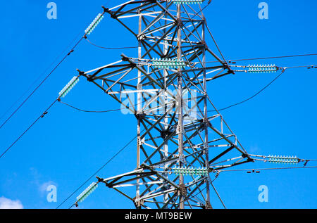 Electric power line gegen den blauen Himmel. Stockfoto