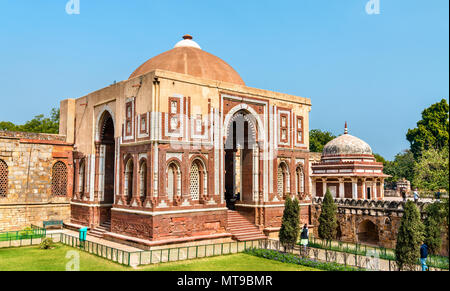 Alai Darwaza und Imam Zamin Grab am Qutb Komplex in Delhi, Indien Stockfoto