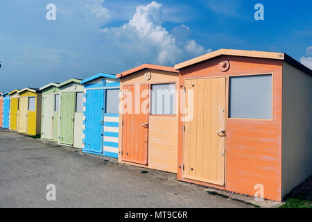 Strand Hütten auf Seaford promenade Stockfoto