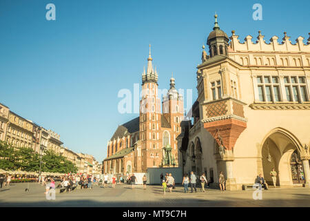 Main (mittelalterlichen) Marktplatz in der Altstadt von Krakau Polen, mit der Backsteingotik St Marys Kirche entfernt. Stockfoto