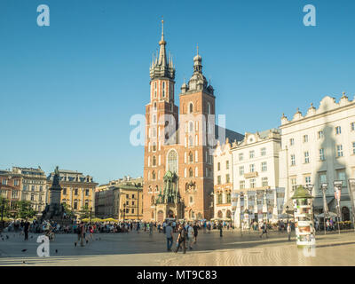 Main (mittelalterlichen) Marktplatz in der Altstadt von Krakau Polen, mit der Backsteingotik St Marys Kirche entfernt. Stockfoto