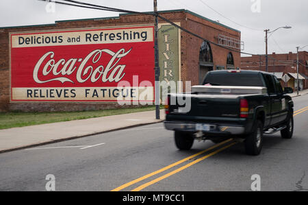 Coca Cola Wandbild die alte Livery Gebäude LKW-Verkehr vorbei Stockfoto