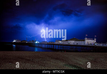 Blitz über den Himmel über Brighton Palace Pier, Sussex, UK Stockfoto